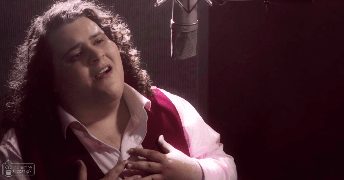 Jonathan Antoine sings Leonard Cohen’s “Hallelujah.”